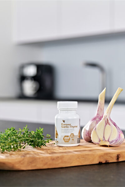 Steigern des Wohlbefindens mit Knoblauch und Thymian für den Körper.