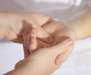 Trockene, rissige und ungeschmeidige Hände entstehen durch den zerstörten Säureschutzmantel - mit Forever Hand Sanitizer Bakterien entfernen und Hände pflegen.