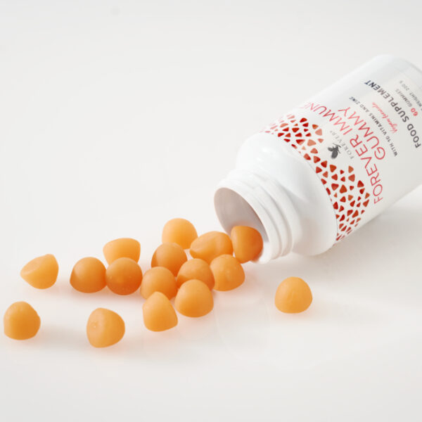 Vitaminaufnahme durch Forever Immune Gummys - enthaltene Vitamine A, B6, B12, C, D, E, K und Zink tragen zur aufrechterhaltung des Immunsystems bei.
